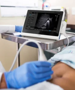 Врач проводит УЗИ-исследование с помощью портативного планшета Philips InnoSight в отделении реанимации или операционной