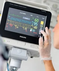 Экран монитора Philips IntelliVue MX400 с отображением ЭКГ и жизненных показателей