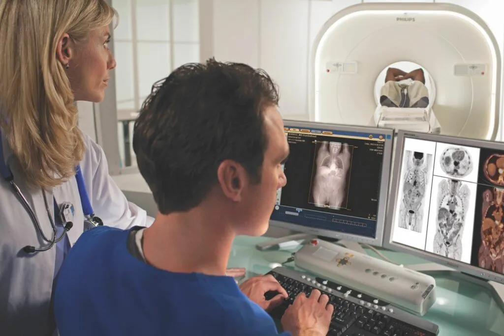 Рабочая станция и программный интерфейс КТ Philips Access CT. На экране отображаются полученные снимки и инструменты для анализа.