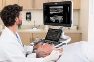 Врач проводит ультразвуковое исследование с использованием системы Philips EPIQ Elite. Аппарат предназначен для общей визуализации, акушерства и гинекологии, педиатрии, кардиологии, сосудистых исследований и онкологии.