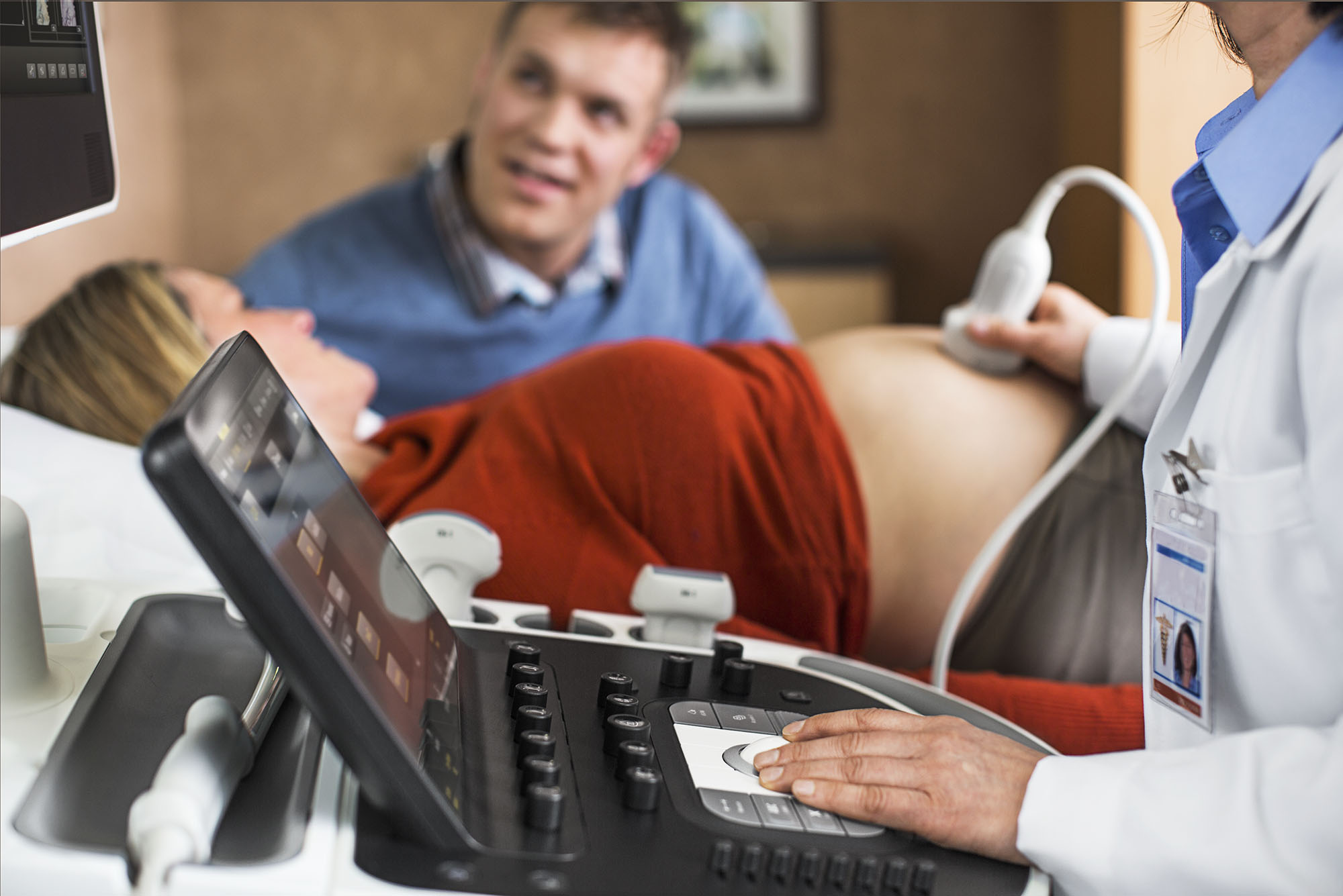 Во время беременности УЗИ можно делать несколько раз, в том числе на ранних сроках Врач проводит УЗИ