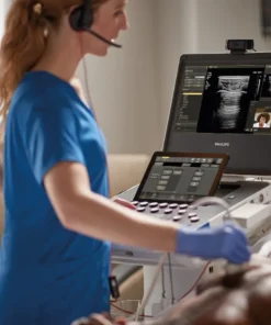 Врач проводит УЗИ на системе Philips 5500 и консультируется с коллегой по видеосвязи.