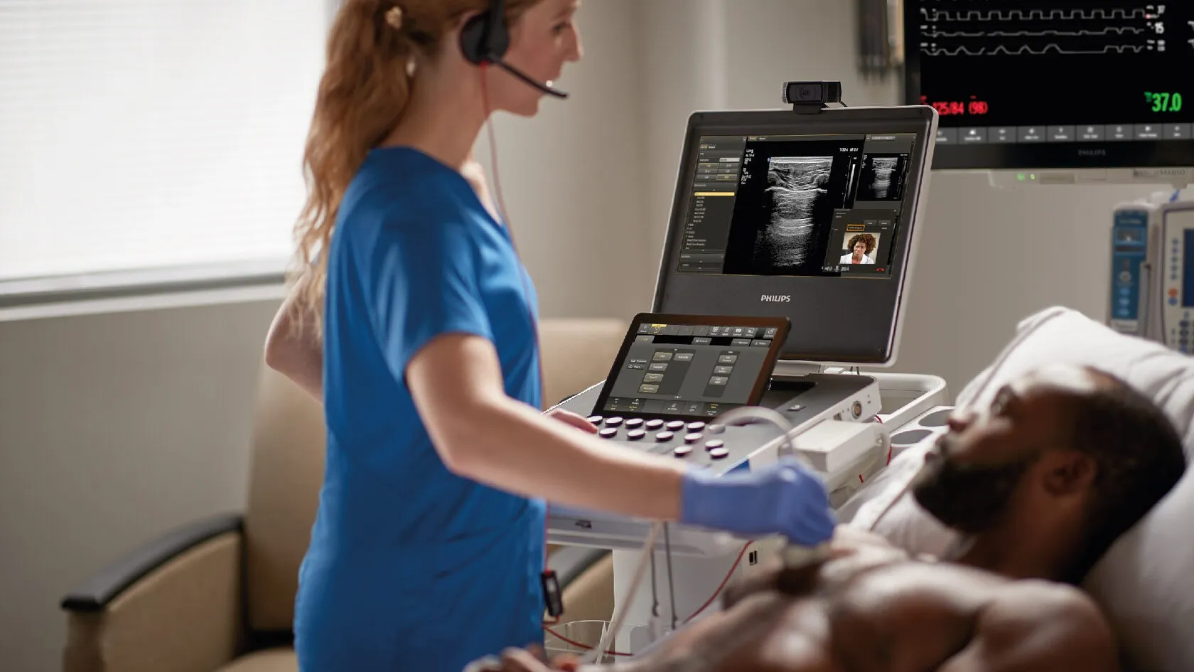 5500 compact-ultrasounddo Врач проводит УЗИ на системе Philips 5500 и консультируется с коллегой по видеосвязи.