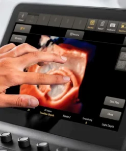 Врач управляет сенсорным экраном Philips EPIQ CVx с 3D-изображением сердца (TrueVue).